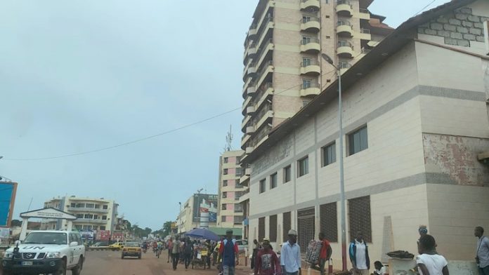 Bangui, République centrafricaine. Photo CNC / Anselme Mbata. centre-ville-de-bangui-avec-immeuble-orange-et-autres-batiments-le-15-mai-2020-par-cnc-mbata La Centrafrique face au coronavirus : attention ! Le virus est parmi nous.