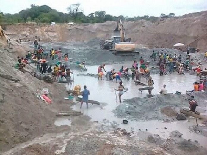 Chantier d'or chinois à Abba, préfecture de la Nana-Mambéré, nord-ouest de la République centrafricaine. chantier-minier-de-Abba-dans-la-nana-mambéré RCA : mort d’un sujet chinois à l’hôpital préfectoral de Bouar.