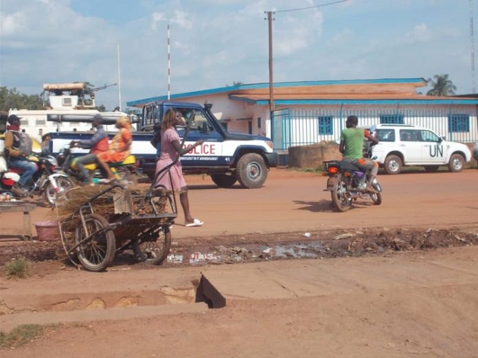 Environnement de l'incident devant le commissariat du 5ème arrondissement de Bangui. Photo CNC / Mickaël Kossi commissariat-du-5e-de-bangui-avec-un-véhicule-de-police-à-lextérieur-et-des-passants-avec-de-pousse-pousse-le-18-juillet-2019-par-micka RCA : pour avoir tiré sur un camion, un policier auxiliaire a failli  se faire lyncher à Bangui.