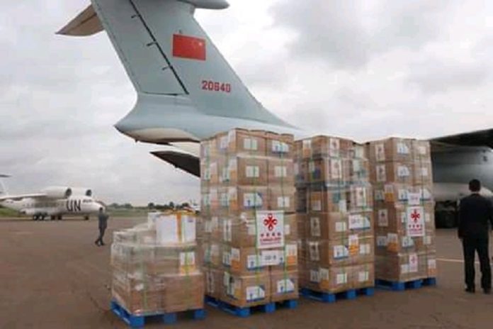 Les dons déchargés dans l'avion sur le tarmac de l'aéroport Bangui M'poko. Image de la Renaissance. déchargement-du-don-chinois-sur-tarmac-de-laéroport-de-banguui-mpoko-le-11-juin-2020 COVID-19 :  La Chine fournit de nouveau un don des kits sanitaires à la République Centrafricaine