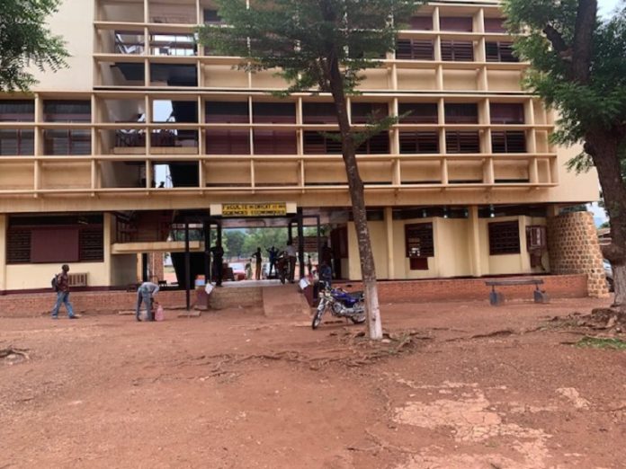 Faculté de droit et de sciens juridique de l'Université de Bangui, le 22 mai 2020. PPhoto CNC / Anselme Mbata. factulté-de-droit-et-des-sciences-économiques-le-22-mai-2020-par-CNC Centrafrique : Les observations d’un étudiant de la Faculté des Sciences Juridique et Politique de l’Université de Bangui au sujet d’un article intitulé « A Bangui, l’école du droit sème la corruption »