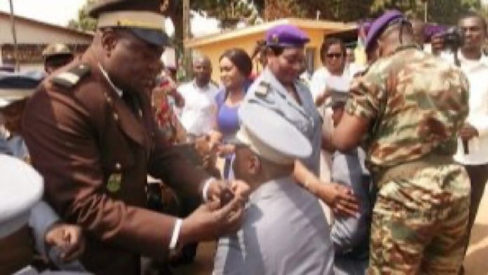 Les douaniers centrafricains lors de la célébration de la journée internationale de la douane le 25 janvier 2018 à Bangui. Photo CNC les-douaniers-centrafricains-lors-de-la-journée-de-la-douane-à-Bangui-en-2018-par-fred-krock RCA : des cadres de la douane épinglés dans une affaire du détournement.