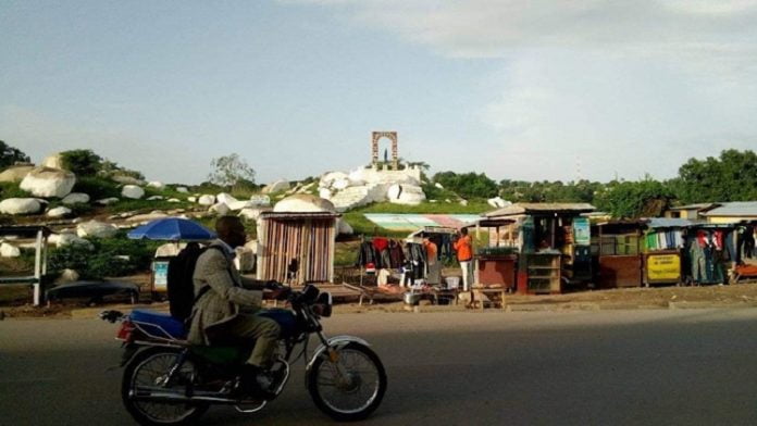 Centre-ville de Bouar, le 12 juin 2020. Photo CNC / Gervais Lenga monument-de-la-paix-de-bouar-très-loin RCA : Bouar, panique au marché central après des tirs de sommation d’un gendarme.