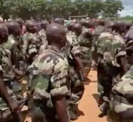 Les nouveaux soldats Faca à Bouar formés par les instructeurs de l'EUTM-RCA par CNC
