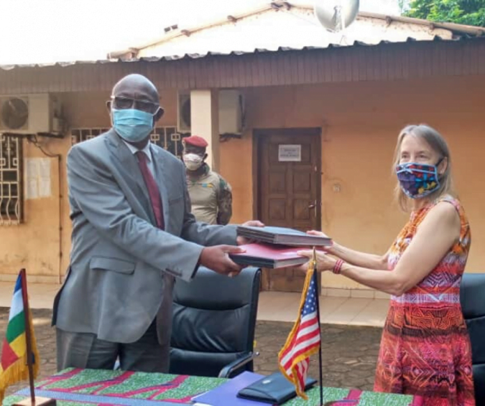 L'USAID signe un nouvel accord de programme de développement avec le gouvernement de la République centrafricaine Accord-USAID-RCA4656 RCA : L'USAID signe un nouvel accord de programme de développement avec le gouvernement de la République centrafricaine