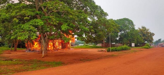 Commissariat de Bagandou incendié le jeudi 09 juillet 2020 par une foule hostile. Commissariat-de-Bagandou-incendié-jeudi-9-juillet-2020 RCA : vive tension à Bagandou, un renfort des forces de l’ordre a été mis en déroute par une foule hostile