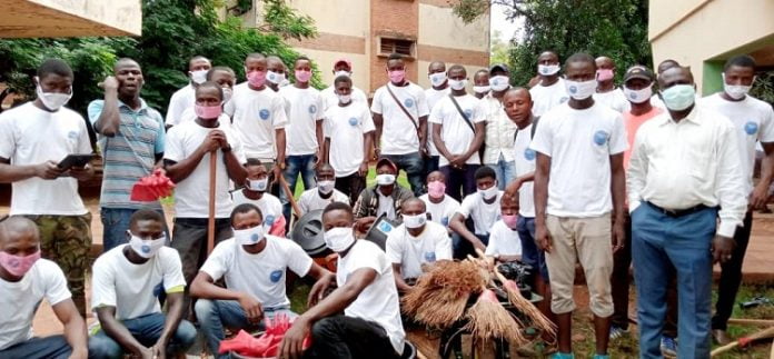 La photo des étudiants sélectionnés et le Secrétaire général de la Fondation HMD CNC Jefferson Cyrille YAPENDE. La-photo-densemble-des-étudiants-sélectionnés-et-le-Secrétaire-général-de-la-Fondation-HMD-CNC-Jefferson-Cyrille-YAPENDE. RCA : La Fondation HMD procède aux opérations d’assainissement dans le campus universitaire