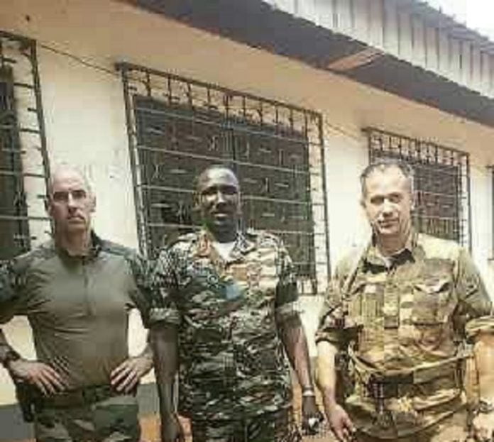 Au milieu des merceniares russes, le chef rebelle Ali Darassa. Le-général-Ali-Darassa-au-milieu-des-mercenaires-russes-de-Touadera RCA : qui sont les mercenaires présents en Centrafrique