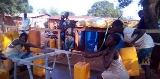 Les 3 enfants qui s'approvisionnent en eau potable fournie par l'OXFAM au quartier Kpéténé dans 6ème arrdt de Bangui. Copyright CNC Jefferson Cyrille YAPENDE.