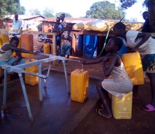 Les 3 enfants qui s'approvisionnent en eau potable fournie par l'OXFAM au quartier Kpéténé dans 6ème arrdt de Bangui. Copyright CNC Jefferson Cyrille YAPENDE.