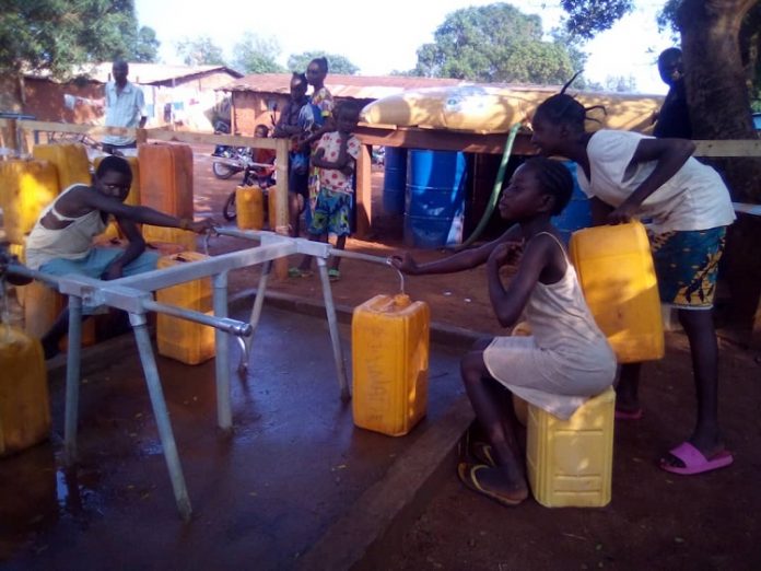 Les 3 enfants qui s'approvisionnent en eau potable fournie par l'OXFAM au quartier Kpéténé dans 6ème arrdt de Bangui. Copyright CNC Jefferson Cyrille YAPENDE. Les-3-enfants-qui-sapprovisionnent-en-eau-potable-fournie-par-lOXFAM-au-quartier-Kpéténé-dans-6ème-arrdt-de-Bangui.-Copyright-CNC-Jefferson-Cyrille-YAPENDE. RCA : Lutte contre le COVID-19, OXFAM installe déjà 12 points d’eau temporaires dans certaines agglomérations banguissoises 