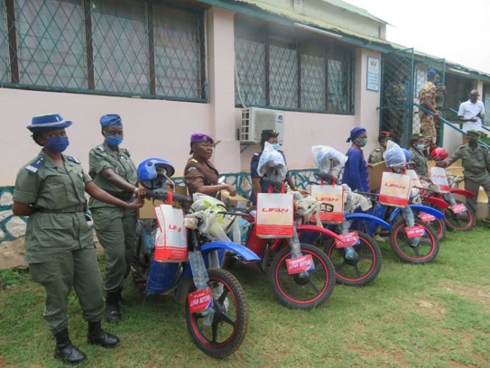 Les 6 points focaux sectoriels genre du RSS avec leurs motos, au bureau de la coordination RSS à Bangui. Copyright CNC photo Jefferson Cyrille YAPENDE. Les-6-points-focaux-sectoriels-genre-du-RSS-avec-leurs-motos-au-bureau-de-la-coordination-RSS-à-Bangui.-Copyright-CNC-photo-Jefferson-Cyrille-YAPENDE. RCA : L’OXFAM dote les points focaux sectoriels genre du RSS avec les motos et les ordinateurs portables