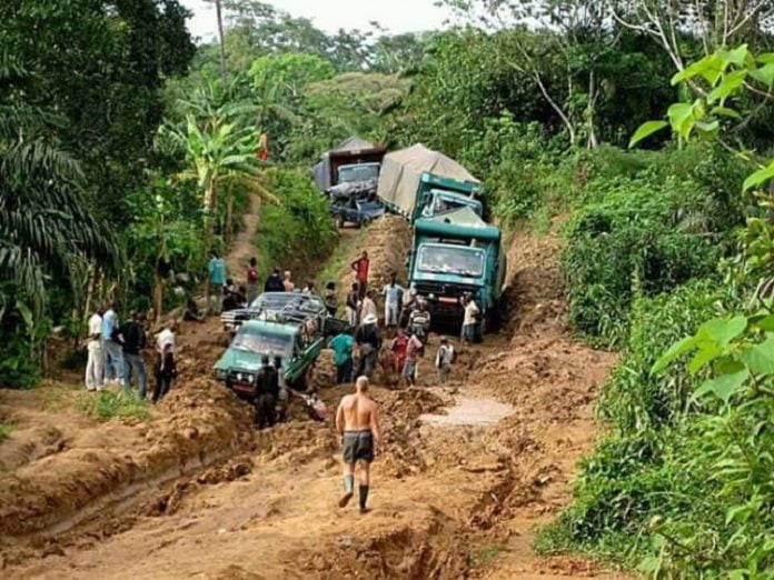 Les mercenaires russes basés à Gbokologbo sortis espionner les camions bloqués sur la route de Dimbi Les-mercenaires-russes-basés-à-Gbokologbo-sortis-espionner-les-camions-bloqués-sur-la-route-de-Dimbi RCA : affaire des mines antipersonnel et antichars utilisées par le 3R, tous les regards se tournent désormais vers les mercenaires russes de Wagner