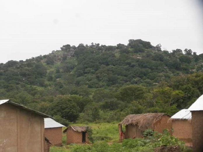 Village Letélé, situé à 20 kilomètres de Bocaranga sur l'axe Ngaouandaye. Photo CNC / Arlette Maïguélé Village-Létélé-dans-Bocaranga RCA : braquage des commerçants de Paoua par les 3R, 4 motos et des marchandises emportées.