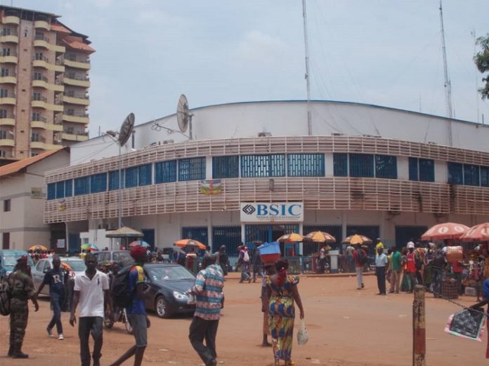 banque BSiccentre-ville de Bangui. Photo CNC / Mickael Kossi. banque-BSic-Bangui-centrafrique-corbeaunews-micka-2 Tentative d'expulsion du DG de la BSIC Centrafrique : La direction générale réagit et renouvelle son engagement envers la République Centrafricaine