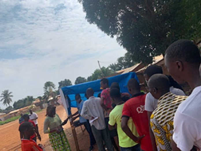 Un centre d'enrôlement des électeurs au quartier Galabadja 3 dans le huitième arrondissement de Bangui. Copyright2020CNC centre-denrôlement-des-électeurs-quartier-galabadja-terrain-sans-cas-le-12-juillet-2020 RCA : recensement électoral, plusieurs cas de fraudes sont signalés