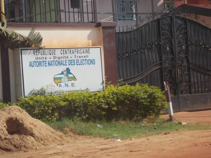 Vue externe de la clôture du siège de l'autorité nationale des élections à Bangui. Photo CNC / Mickael Kossi. cloture-de-lautorité-nationale-des-élections-bangui-centre-ville RCA : Bangui, manifestation des agents recenseurs non affectés