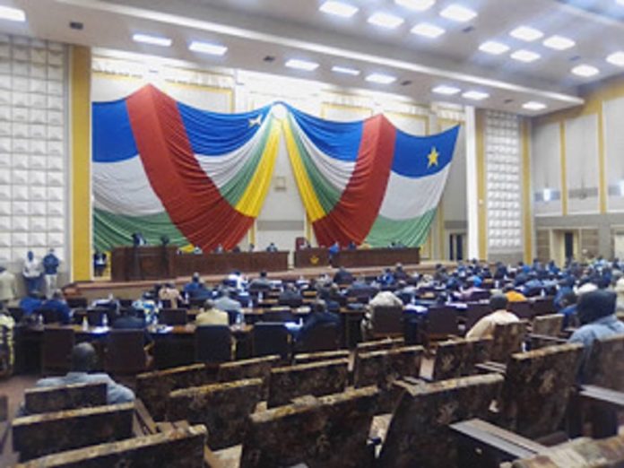 hémicycle de l'Assemblée nationale le 07 juillet 2020. Photo CNC - Anselme Mbata hémicycle-de-lAssemblée-nationale-le-07-juillet-2020.-Photo-CNC-Anselme-Mbata RCA : proposition de loi organique de l’ÂNE adoptée par l’Assemblée nationale.