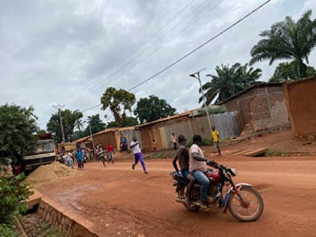 Le présumé voleur derrière la moto et poursuivi par une foule qui voudrait le lynché. Scène survenue au quartier Galabadja 3 dans le huitième arrondissement de Bangui. Photo CNC / Anselme Mbata.