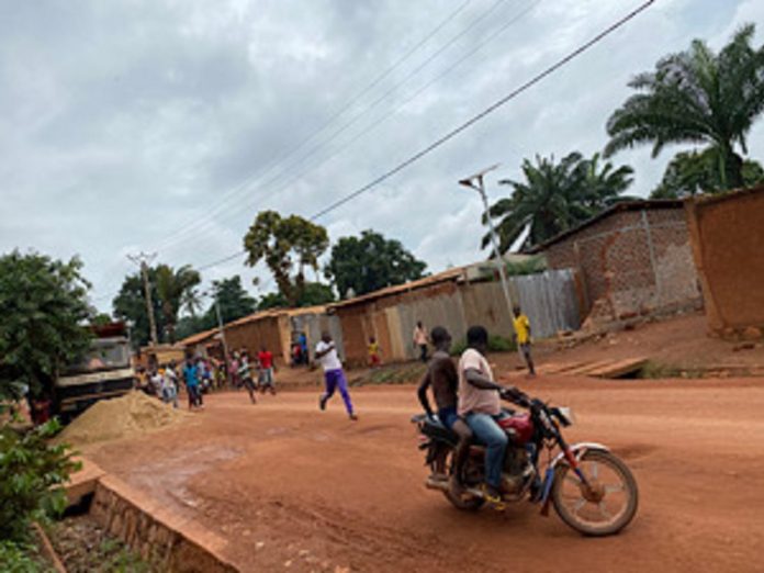 Le présumé voleur derrière la moto et poursuivi par une foule qui voudrait le lynché. Scène survenue au quartier Galabadja 3 dans le huitième arrondissement de Bangui. Photo CNC / Anselme Mbata. le-voleur-sur-seul-sur-une-moto-poursuivi-par-une-foule Bangui / Faits divers  : un voleur pris en flagrant délit  et frappé par une foule dans le huitième arrondissement