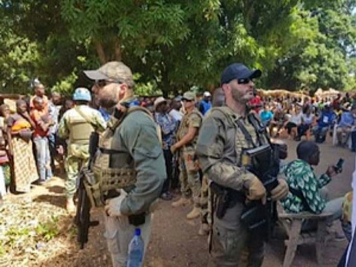 Les mercenaires russes à Koundili, dans l'Ouham-Pendé, le 25 mai 2019 lors de la visite officielle d'une délégation venue de Bangui après la tuerie de Paoua par le mouvement 3R. Photo CNC / Florence Maïguélé. les-mercenaires-russes-à-Koundili-lors-de-larrivée-de-la-délégation-officielle-des-ambassadeurs-et-députés-après-le-massacre-de-paoua-le-21-mai-2019 RCA : affaire des mines antipersonnel et antichars utilisées par le 3R, tous les regards se tournent désormais vers les mercenaires russes de Wagner