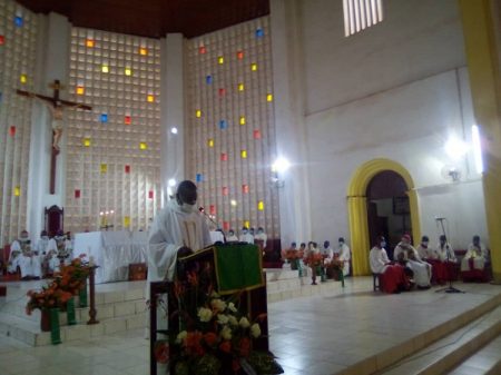Pris d'ensemble des évêques de Centrafrique dans la Cathédrale immaculée de Bangui avec le SG de la CECA qui présente le message et en arrière plan les autres évêques. Copyright CNC Jefferson Cyrille YAPENDE.