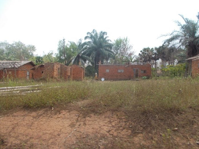 des habitations incendiées au village Bornou à 3 kilomètres de Ouadda Maïkaga maisons-incendiées-vers-bangassou-par-leger-février-2020 RCA : carnage au village Ouadda Maïkaga, une dizaine des personnes tuées dans un acte de représailles d’un groupe armé