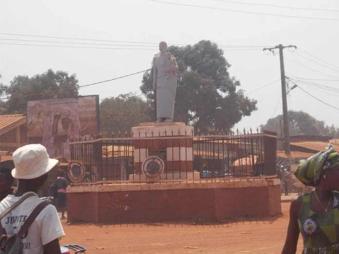 Rondpoint du marché Pété vo, dans le sixième arrondissement de Bangui. Photo CNC / Anselme Mbata rond-point-marche-petevo-bangui-centrafrique-corbeaunews RCA : Bangui, scène d’émeute à Pétévo après un accident de circulation impliquant un véhicule de la gendarmerie