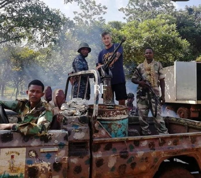 un mercenaire russe dans un pick-up des rebelles de l'upc à ndassima, illustrant l'article sur FLASH INFO : EMBUSCADE FATALE CONTRE DES POLICIERS À MALOUM