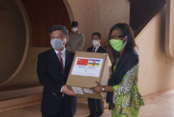 La remise symbolique de dons de matériels sanitaire par l'ambassadeur de la Chine en RCA, Chen Dong au ministre des Affaires Étrangères et des centrafricains de l'Etranger Sylvie Remonter Baïpo copyright CNC/ Jefferson Cyrille YAPENDE. LAREMI1 RCA : Coronavirus, la Chine populaire faite à nouveau des dons des kits sanitaires au gouvernement centrafricain