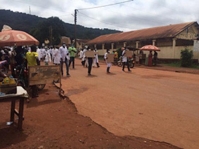 Marche des médecins et chirurgiens à Bangui le 20 août 2020. Photo CNC Manifestation-des-medecins-et-chirurgiens-a-bangui-le-20-aout-2020 RCA : prise d’otage à Mboki, marche des médecins et personnels soignants à Bangui