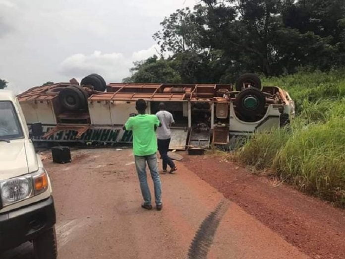 Le car de la compagnie Avenir de Nana-Mambéré accidenté à Bossembélé le 02 août 2020 sur la route nationale n°1. accident-de-circulation-à-bossembélé-le-02-août-2020-car-de-nana-mambéré-vers-11-heures RCA : plusieurs morts et des blessés dans un accident de circulation sur la route nationale n°1