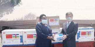 l’ambassadeur de Chine populaire en RCA, le diplomate Chen Dong et la ministre de la défense Marie-Noëlle Koyara le 12 août 2020 au ministère de la défense nationale à Bangui lors de la remise des dons chinnois des kits sanitaires