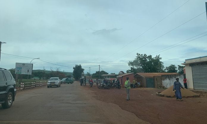 Bangui, capitale de la République centrafriciane. Photo CNC / Anselme Mbata checpoint-des-policiers-au-terminus-bus-et-des-taxi-moto-au-centre-ville-de-bangui-le-11-juin-2020-par-anselme-mbata RCA : Bangui, vol qualifié d’un véhicule, la police recherche activement au moins une personne d’intérêt