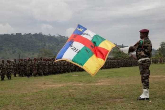 cérémonie de fin de fetta à bouar et à bangui des nouvelles recrues faca le 16 octobre 2019 par eutm rca 2 cérémonie-de-fin-de-fetta-à-bouar-et-à-bangui-des-nouvelles-recrues-faca-le-16-octobre-2019-par-eutm-rca-2 RCA : un officier général de la police et un lieutenant de l’armée nationale blessés dans un échange des tirs à Bangui