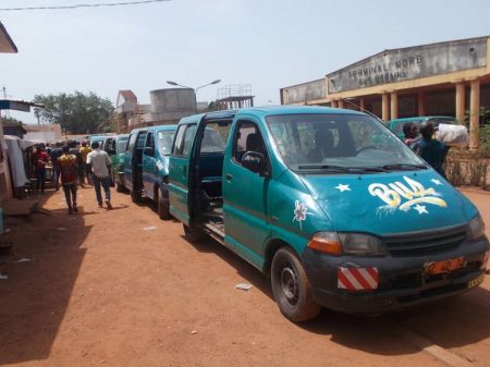 Des minibus stationnés au terminus nord au centre-ville de Bangui. Photo CNC / Mickael Kossi