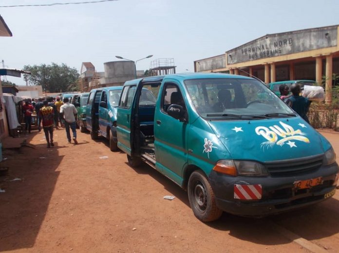 Des minibus stationnés au terminus nord au centre-ville de Bangui. Photo CNC / Mickael Kossi des-bus-au-terminal-nord-au-centre-ville-de-Bangui-corbeaunews-centrafrique-micka RCA : un minibus bélier fonce sur des piétons et fait plusieurs blessés sur l’avenue David Dacko à Bangui