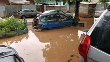 Inondation à Bangui, des véhicules foncent dans l'eau à Bangui le 23 août 2020