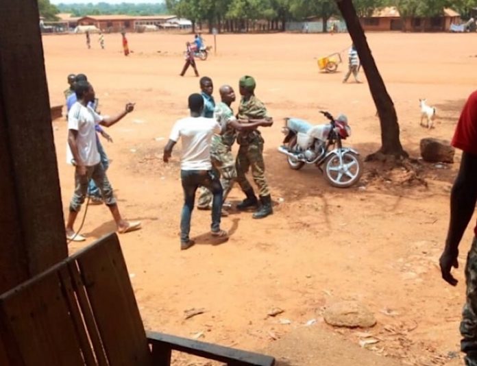 Deux rebelles du FPRC parlent avec des passants à Bria. Photo CNC / Moïse Banafio