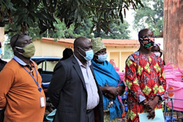 distribution des kits du covid 19 par UNFPA pour son communiqué distribution-des-kits-du-covid-19-par-UNFPA-pour-son-communique RCA : Coronavirus, distribution des kits  par l’UNFPA RCA au Réseau Centrafricain des personnes vivant avec le VIH (RECAPEV).