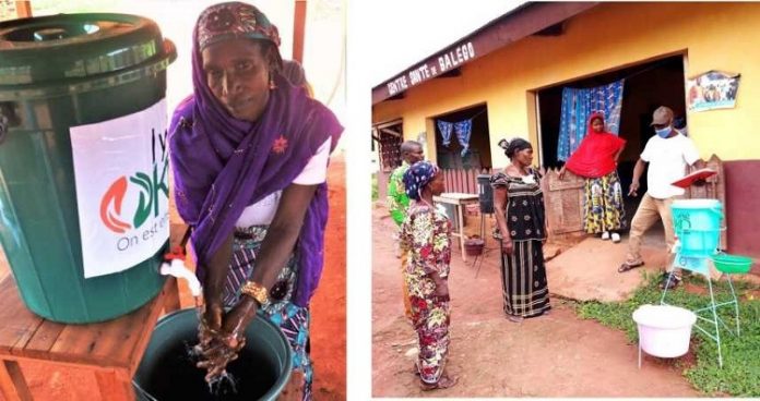 Photo n°1 et 2 : Les dispositifs de lavage des mains sont chargés à Bangui par le personnel de la Croix-Rouge française dans les camions mis à disposition par Humanité et Inclusion - Bangui, RCA, le 2 juillet 2020 puis le 23 juillet 2020. Photo n°3 : Fadimatou Bouba, Présidente de l’association des femmes réfugiées centrafricaines de Nguindi, au Cameroun, effectue une démonstration sur les gestes barrières - Nguindi, Cameroun, le 13 avril 2020 Photo n°4 : Distribution d’un dispositif de lavage des mains au centre de santé de Balego - Balego, RCA, le 16 juillet 2020. image-article-distribution-masque-berbérati-ong-1 RCA : lutte contre le Coronavirus,  390 dispositifs de lavage des mains et 2350 masques distribués dans la Mambéré-Kadeï