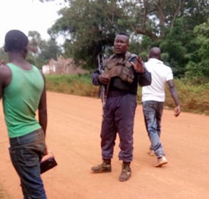 intervention des forces de l'ordre dans le village situé à 21 kilomètres de berbérati intervention-des-forces-de-lordre-dans-un-village-proche-de-berberati RCA : soupçonnée de sorcellerie, une dame a été enterrée vivante à Berberati