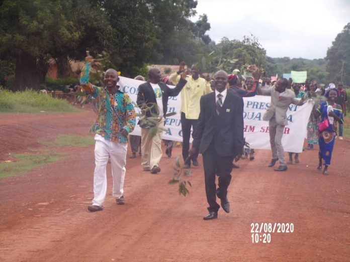 marche de soutien au Président Faustin Archange Touadera à Grimari - le 22 août 2020.. Photo CNC - Bertrand Yékoua marche-de-soutien-au-President-Faustin-Archange-Touadera-a-Grimari-le-22-aout-2020..-Photo-CNC-Bertrand-Yekoua RCA : vive altercation entre le sou-préfet et le député de Grimari