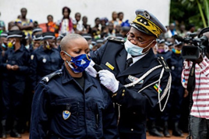 Les nouvelles recrues de la police lors de leur sortie officielle le 28 août à Bangui. nouvelles-recrues-de-la-police-lors-de-la-ceremonie-de-la-sortie-officielle-le-28-aout-2020-par-la-minusca RCA : 800 nouveaux policiers rejoignent les rangs des forces de sécurité nationale