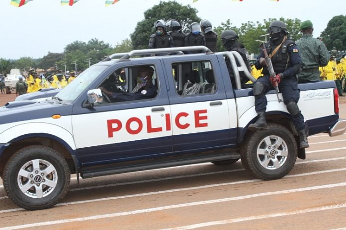 passage du véhicule de la police lors du défilé du 13 août 2020 sur l'avanue des martyrs. Photo CNC passage-du-vehicule-de-la-police-lors-du-defile-du-13-aout-2020-sur-lavanue-des-martyrs.-Photo-CNC RCA : l’armée de la Nation défile pour l’indépendance