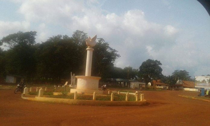 Sous le soleil brillant, le principal rondpoint du centre-ville de Bambari, le chef-lieu de la préfecture de la Ouaka, située à 350 kilomètres de Bangui, au centre de la République centrafricaine. Une photo réalisée par le journaliste du Corbeaunews-Centrafrique, monsieur Bertrand Yékoua rond-point-centre-ville-de-Bambari-dans-la-préfecture-de-la-Ouaka-par-Bertrand-Yékoua Alerte info : suicide d’un élément de l’armée nationale au plein centre-ville de Bambari