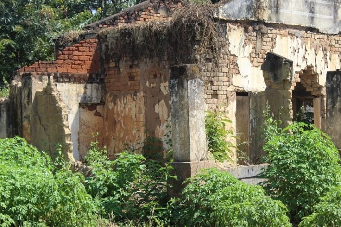 Un édifice colonial en ruine dans la ville de Bria, préfecture de Haute-Kotto. Photo CNC un-edifice-colonial-a-bria-dans-la-haute-kotto Centrafrique : Les édifices publics seront coloniaux jusqu’à quand?