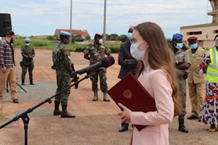 Sur le tarmac de l'aéroport de Bangui Mpoko, la cérémonie de reception des lots de matériels sanitaires offerts par la Russie en Centrafrique arrivee-du-cargo-russe-transportant-des-materiels-du-kits-sanitaires-pour-la-lutte-contre-le-covid-19-le-samedi-5-septembre-2020-sur-le-tarmac-de-laeroport-de-bangui-mpoko RCA : la Russie se réveille enfin !