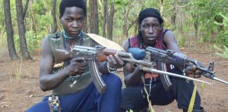 Des combattants de l'Armée de résistance du Seigneur posent avec leurs fusils à l'intérieur de la forêt près de la rivière Mbou en République centrafricaine, 4 avril 2012.