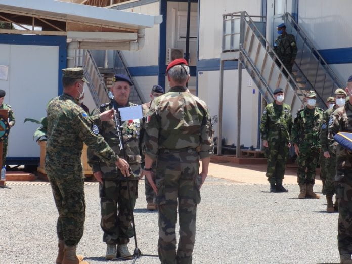 éric peltier remet la médaille du commanddement de l'EUTM au général de brigade Paulo Neves de Abreu eric-peltier-remet-la-medaille-du-commanddement-de-lEUTM-au-general-de-brigade-Paulo-Neves-de-Abreu Centrafrique: un général portugais à la tête de l’EUTM-RCA